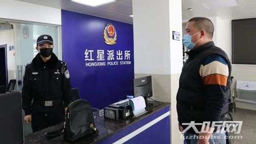 粗心家長4萬學費落車上，瀘州的哥拾金不昧暖人心